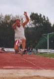 R. Tomada fliegt in die Grube