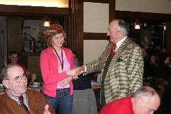 Hubert Hey &uuml;berreicht Olga Tschesnokowa die DOG-Nachwuchs-Medaille