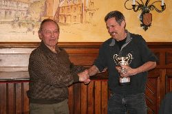 Adam Schleucher (links) &uuml;bereicht Hans Schweitzer (LC Michelstadt) den K&auml;the-und-Heinz-Rettig Ged&auml;chtnis-Pokal