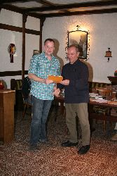 Adam Schleucher &uuml;bereicht Dieter B&auml;r die bronzene Ehrennadel des HLV