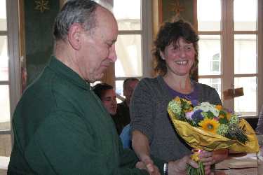 Adam Schleucher bedankt sich bei Heike Sawicki f&uuml;r ihre Arbeit